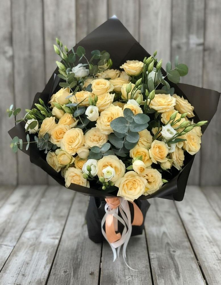 Букет цветов из: Розы и Лизиантусы в Няндоме