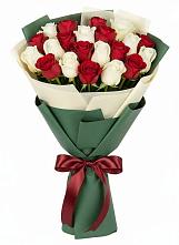 Букет Микс из красных и белых роз в Няндоме