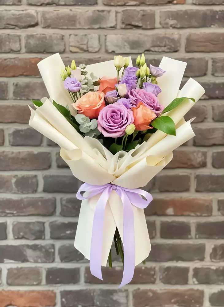 Букет цветов из: Лизиантусы и Розы в Няндоме