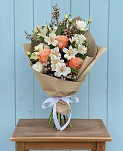 Букет цветов из:  Альстромерии, Лизиантусы, Розы и Хризантемы в Няндоме