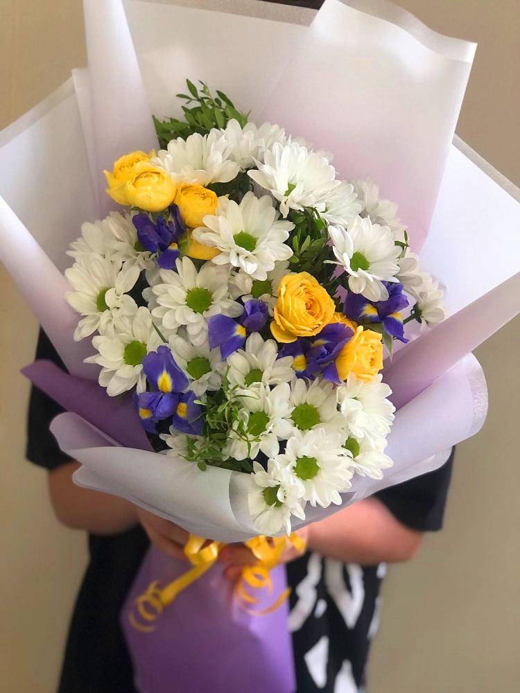 Букет цветов из: Ирисы, Хризантемы и Розы в Няндоме