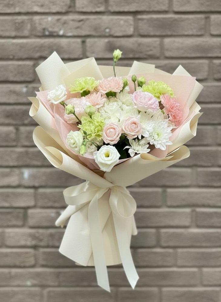 Букет цветов из: Гвоздики, Розы, Лизиантусы и Хризантемы в Няндоме