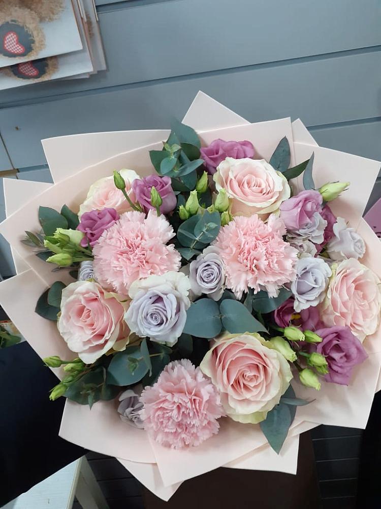 Букет цветов из: Розы, Гвоздики и Лизиантусы в Няндоме