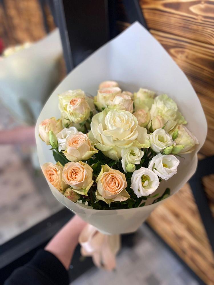 Букет цветов из: Розы и Лизиантусы в Няндоме